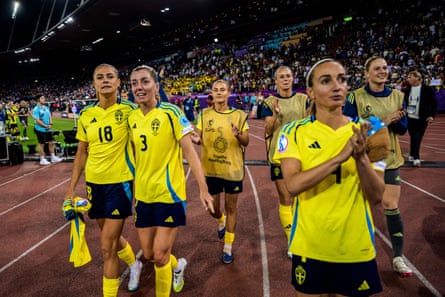 Rolfö, Linda Sembrant and Kosovare Asllani lead the team in applauding the fans after the victory against Germany