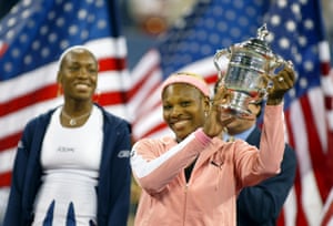 Serena Williams con el título del US Open en septiembre de 2002.