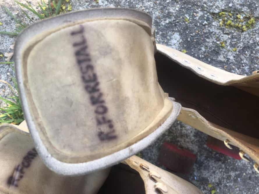 Форрестол написала свое имя заглавными буквами - Р. Форрестолл - на внутренней стороне кожаного язычка каждого конька, используя постоянный Marks-A-Lot.