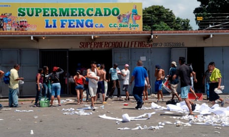 A supermarket is looted in Maracay, Aragua state