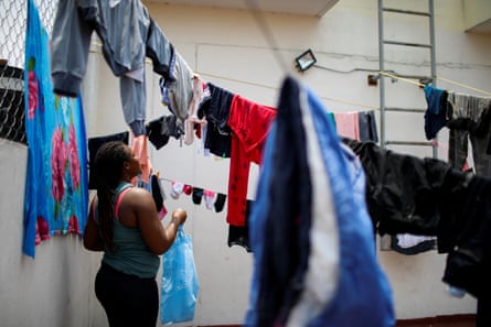 امرأة تنظر إلى حبل الغسيل في بيت المهاجرين