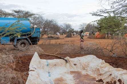 یک کامیون آب به یک کمپ آوارگان در حومه گاریسا، کنیا تحویل می دهد