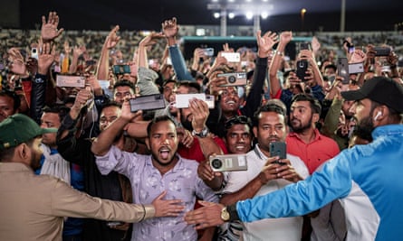 Des travailleurs migrants se rassemblent à Doha pour assister au match d'ouverture entre le pays hôte, le Qatar, et l'Équateur, le 20 novembre.