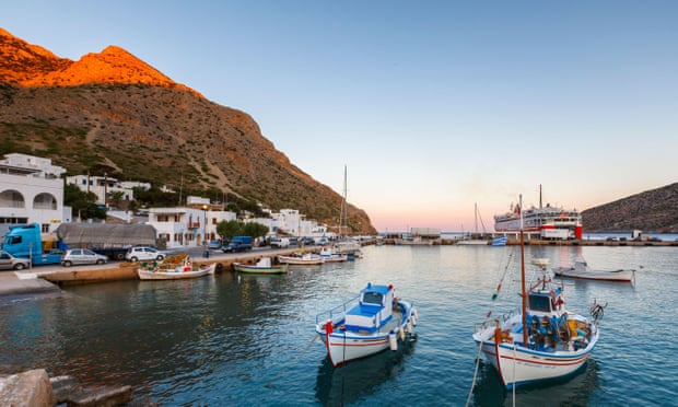 Kamares is the main port of Sifnos and also has one of the island’s best beaches