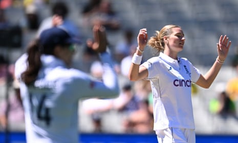 Lauren Bell tests Phoebe Litchfield outside the left-hander’s off-stump