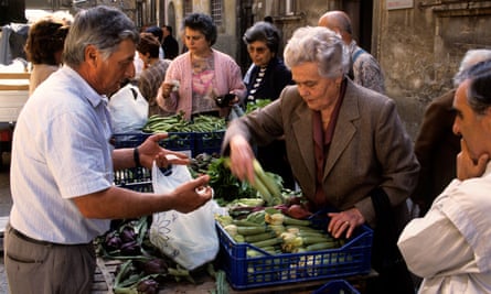Gli italiani fanno acquisti in un mercato alimentare in Toscana.