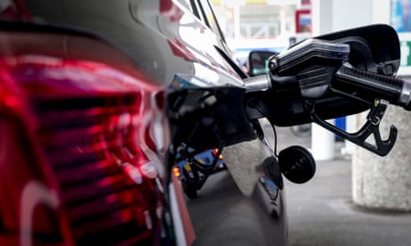 Nozzle filling the fuel tank of a car