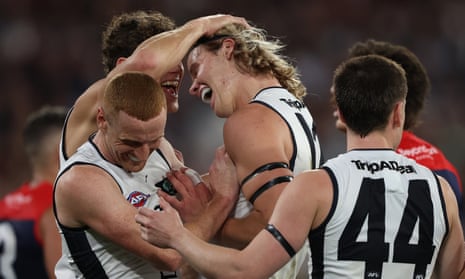 Tom De Koning congratulated by his teammate