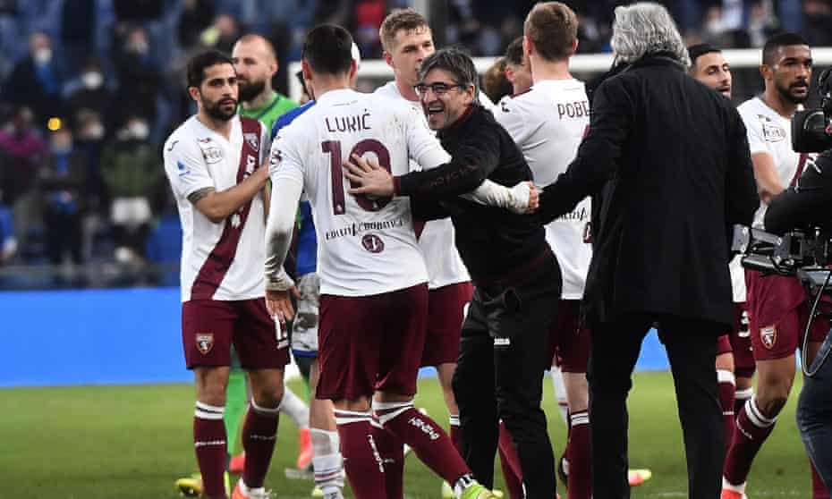 Ivan Juric (centre) celebrates with his Torino players after the 2-1 victory at Sampdoria.