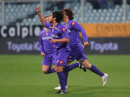 Juan Vargas celebrates after scoring for Fiorentina against Atalanta