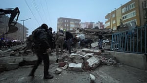 Una vista del edificio destruido después del terremoto del 6 de febrero de 2023 en Sanliurfa, Turkiye.
