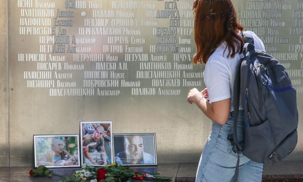 A woman views a memorial to the three killed Russian journalists in Moscow.