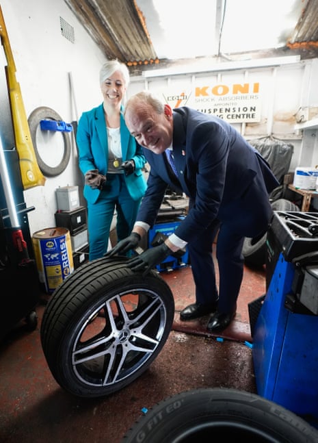 Ed Davey e Daisy Cooper em uma visita à Hester's Garage em Fleet, Hampshire, esta manhã.