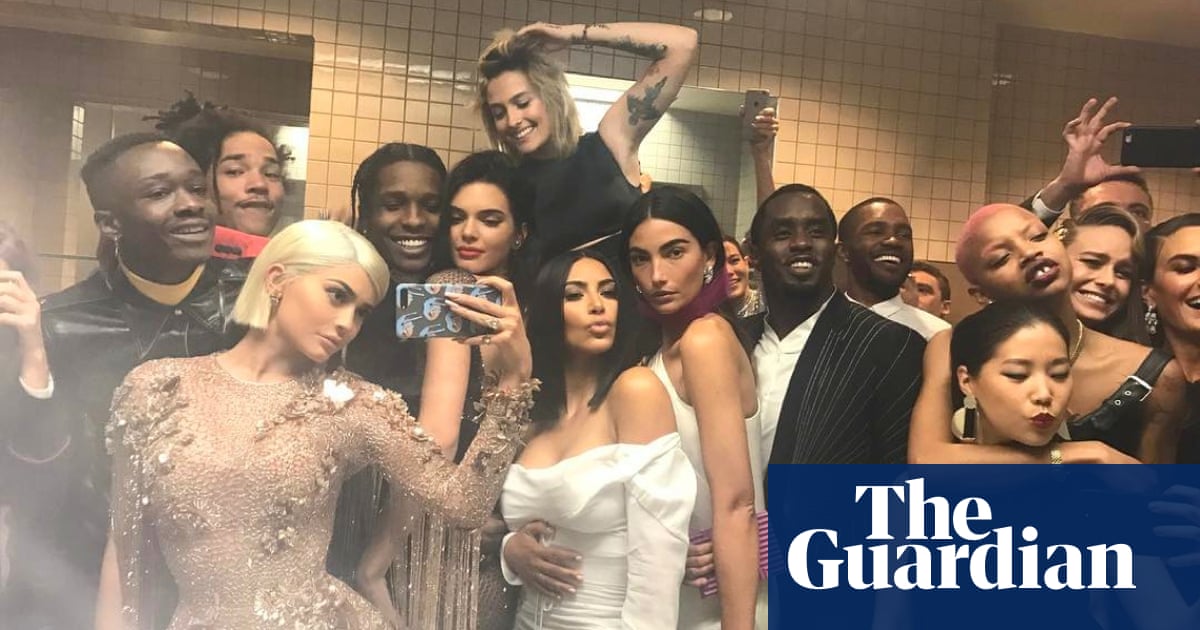 Kylie Jenner S Bathroom Selfie And Diddy S Stairway Nap Power Moves At The Met Gala 17 Met Gala 17 The Guardian