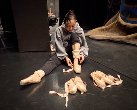 Yui Yonezawa trying on ballet shoes