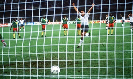 Gary Lineker marque son deuxième penalty face au Cameroun en quart de finale d'Italia 90
