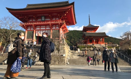 Turistas japoneses na entrada do templo Kiyomizu-dera em Kyoto