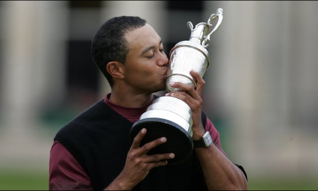 Tiger Woods embrasse le Claret Jug après avoir de nouveau remporté la victoire à St Andrews en 2005