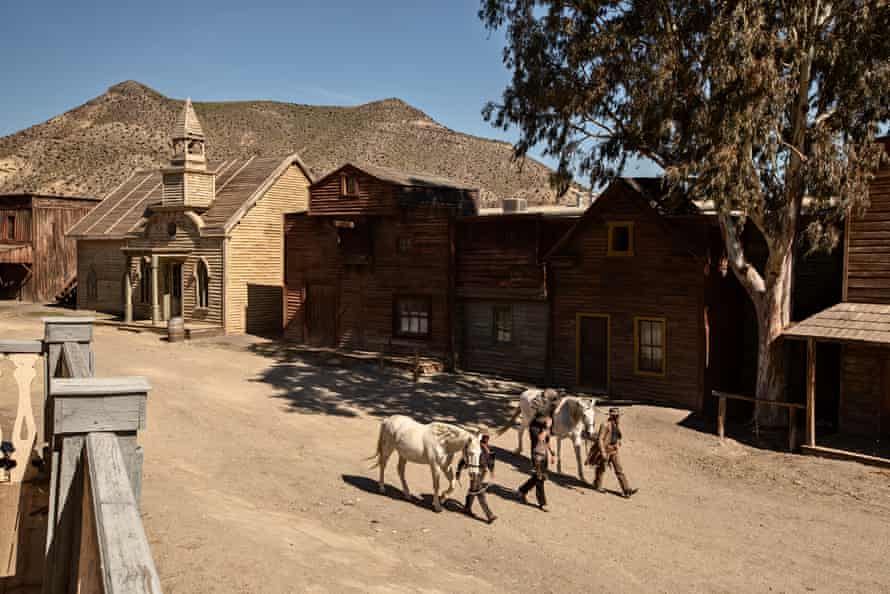 Trois cascadeurs professionnels se promènent autour de Fort Bravo avec leurs chevaux - tous sont apparus dans plusieurs productions cinématographiques internationales