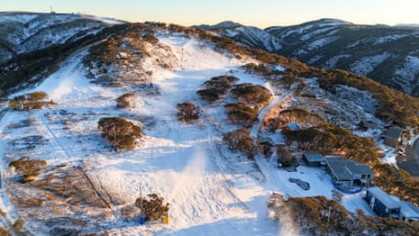 Une montagne recouverte de neige blanche.