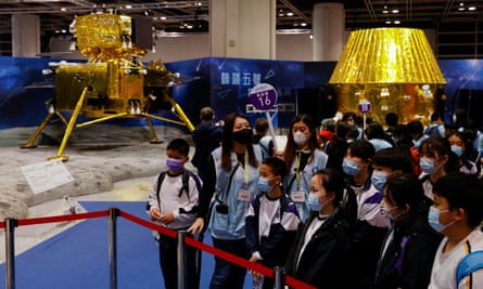 Študenti poslušajo uvod v vesoljsko plovilo Chang'e 5 Moon za vračanje vzorcev na razstavi Innotek Expo v Hong Kongu na Kitajskem prejšnji mesec.