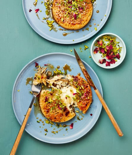 Crumpet kanafe Yotam Ottolenghi dengan sirup kapulaga maple.