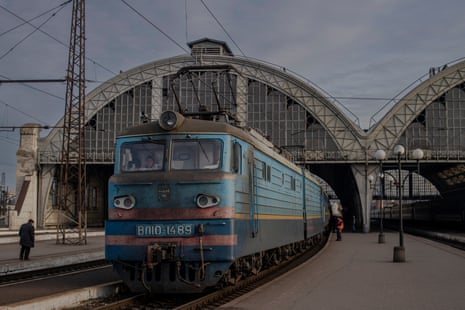 Влак чака на перона