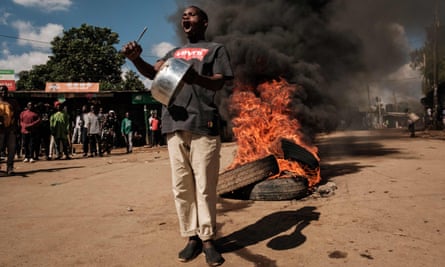 یک معترض در جریان تظاهرات گسترده ای که توسط رهبر مخالفان رایلا اودینگا فراخوانده شده بود، یک دیگ خالی را به خیابان می کوبد و مدعی است که آخرین انتخابات ریاست جمهوری کنیا از او دزدیده شده است و دولت را مسئول افزایش هزینه های زندگی در کیبرا، نایروبی در 27 مارس 2023 می داند.