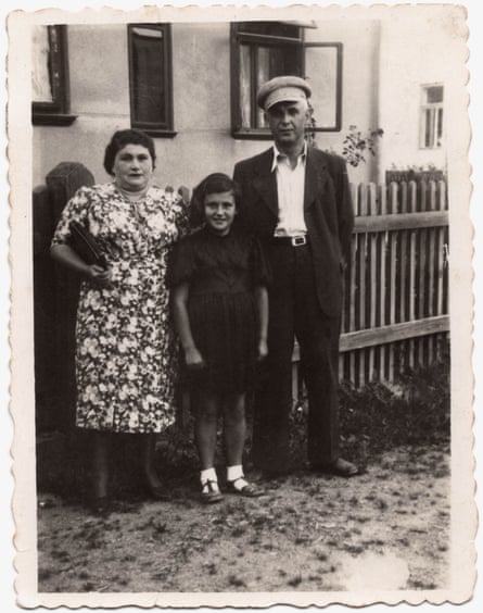 Ester, Bronia and Shmiel Jäger in Poland, circa 1939, used in The US and the Holocaust.