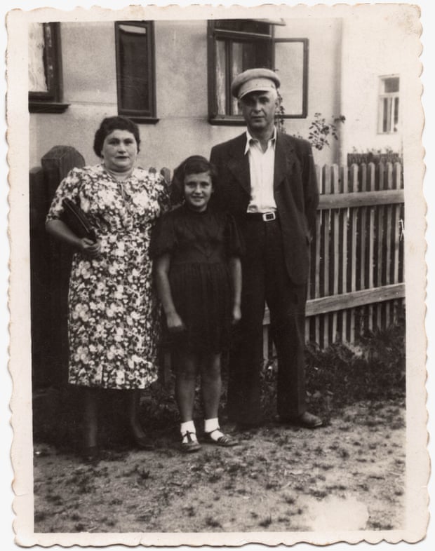 Ester, Bronia and Shmiel Jäger in Poland, circa 1939, used in the United States and the Holocaust.