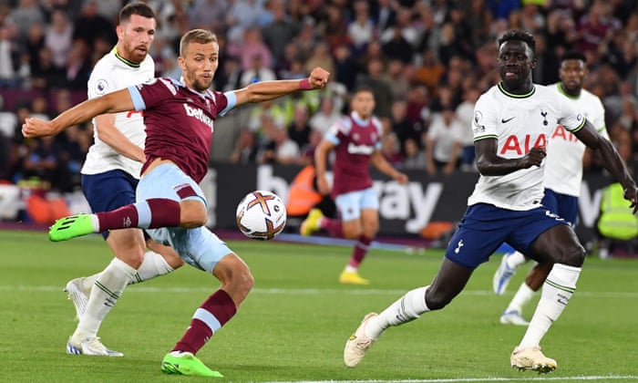 Tomas Soucek tire l'égalisation de West Ham.