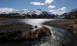 A lake, stream and snow-capped mountains near Hanmer Springs on New Zealandâs South Island