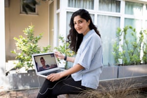 Doula Saima Kara, 33 ans, sur ordinateur portable