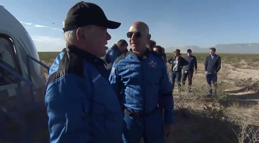 Jeff Bezos et William Shatner à Van Horn, au Texas, mercredi.