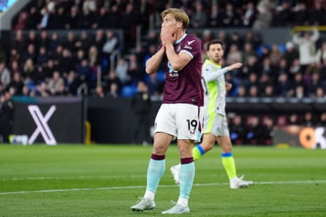 Zian Flemming has a great chance for Burnley to equalise.