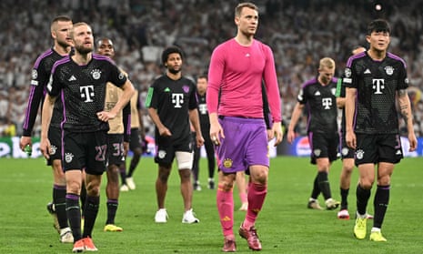 Manuel Neuer at the centre of Bayern’s dejected players