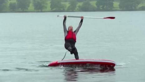 Lider Liberalnych Demokratów Ed Davey ześlizguje się z paddleboardu do jeziora – wideo