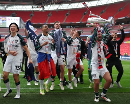 Sunderland players celebrate after winning the 2024-25 Championship playoff final