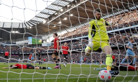 David de Gea kicks the ball in frustration after Manchester City take a 2-1 lead against Manchester United