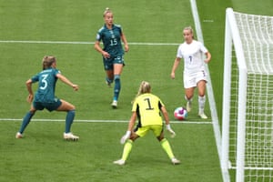 Beth Mead runs at the German defence as England look to make the first cut.
