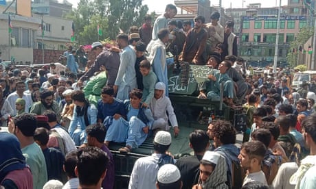 TheGuardian: Με τους Ταλιμπάν επιστρέφει και η Αλ-Κάϊντα- Τι θα είναι το Ισλαμικό Εμιράτο του Αφγανιστάν 5 Μαχητές των Ταλιμπάν και ντόπιοι σε δρόμο στην επαρχία Τζαλαλαμπάντ