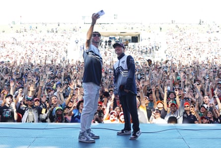 Scuderia AlphaTauri-förarna Pierre Gasly och Yuki Tsunoda tar en selfie på fanscenen innan träningen för Barra Grand Prix