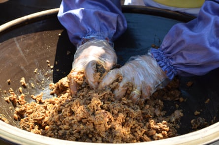 Master Ki carefully breaks down lumps in doenjang (fermented soybean paste), ensuring consistent texture before the next stage of ageing.