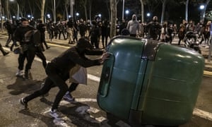 جوانان برای خواستار پاسخ بهتر به بحران اقتصادی تولید شده توسط بیماری همه گیر Covid-19 ، در Passeig de Picasso در بارسلونا سنگر می گیرند.