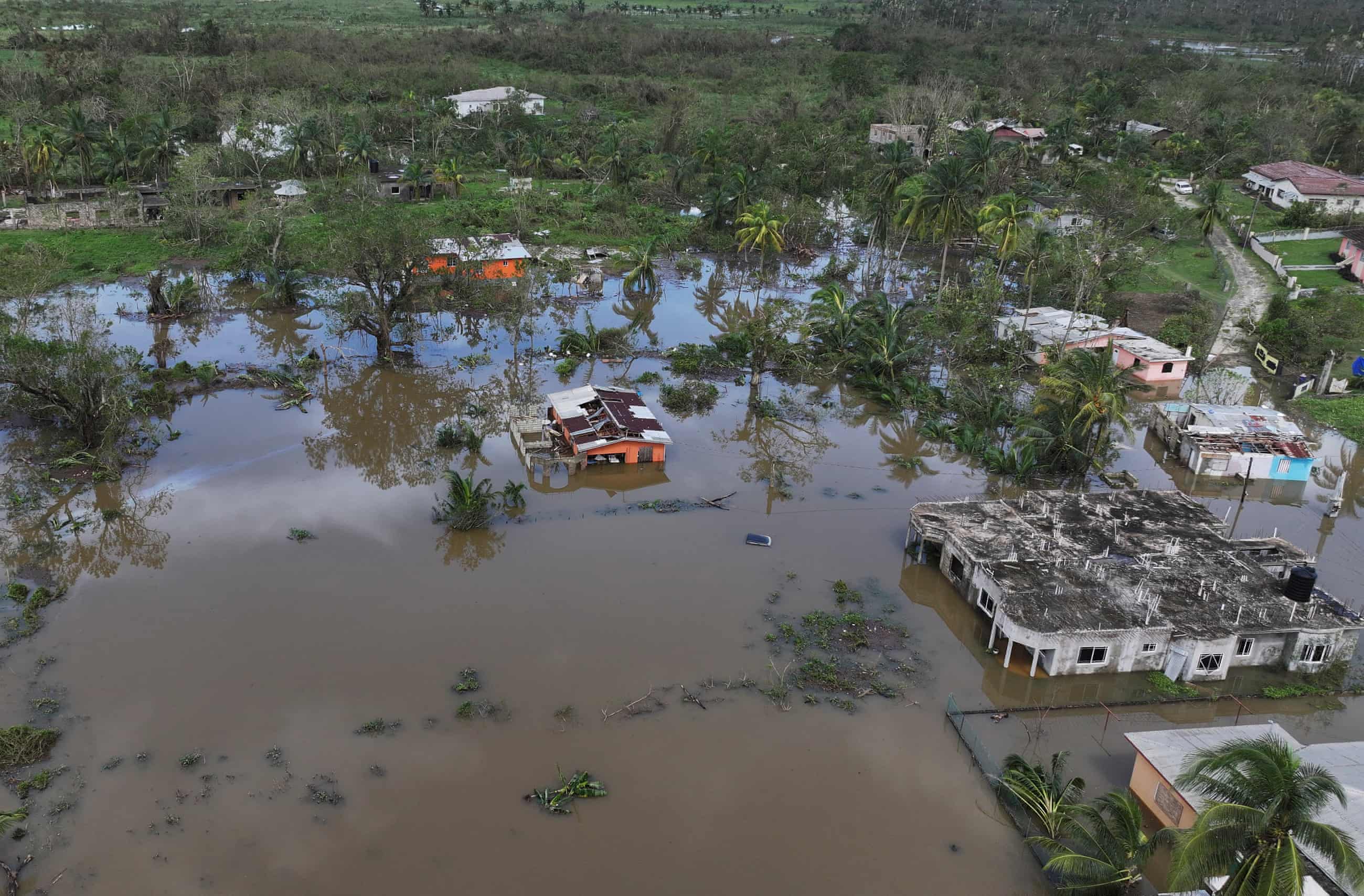 «La ciudad está devastada»: el alcalde intenta reconstruir la zona cero del huracán Melissa. «La ciudad está devastada»: el alcalde intenta reconstruir la zona cero del huracán Melissa.