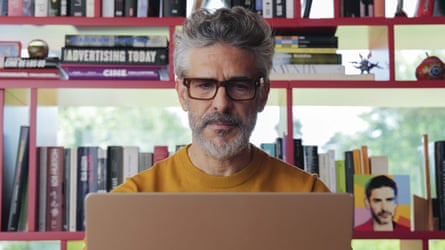 Raúl (Leonardo Sbaraglia) in Bitter Christmas.