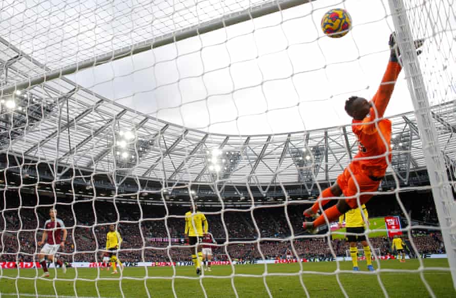 Arthur Masuaku’s cross beats Édouard Mendy at the near post in West Ham’s win over Chelsea.