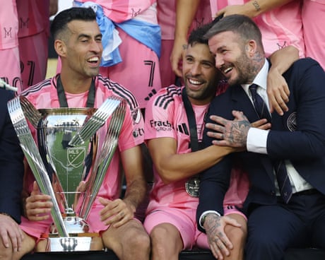 Sergio Busquets, Jordi Alba và David Beckham ăn mừng với chiếc cúp