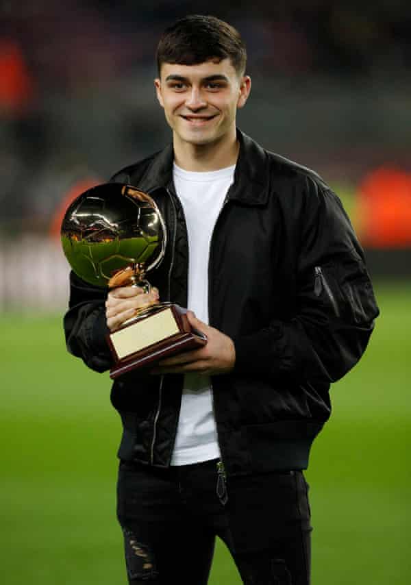 Barcelona's Pedri with the Golden Boy award before the match against Elche in December 2021.