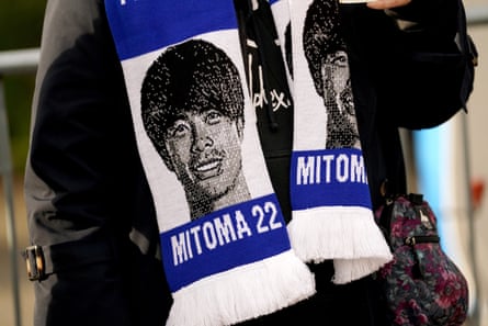 Seorang penggemar Brighton mengenakan syal Kaoru Mitoma